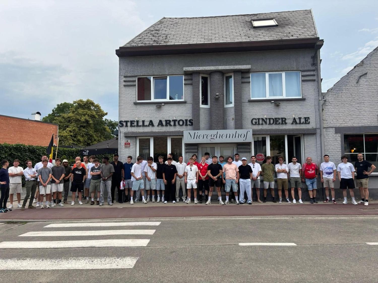 De volledige groep van Merchtem United voor het clubcafé Miereghemhof.